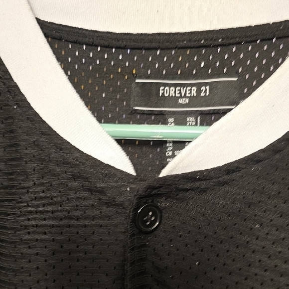 Forever 21 Black and White LA Men's Jersey - Picture 3 of 5